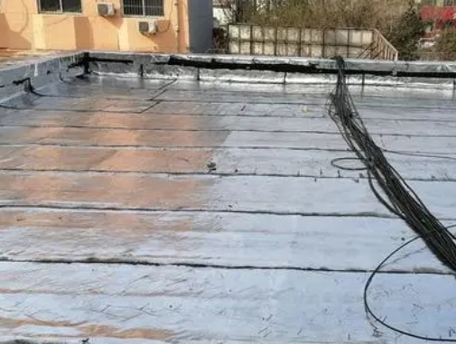 红古卫生间漏水维修公司分享下红古屋面楼顶防水刚性防水层施工要点。
